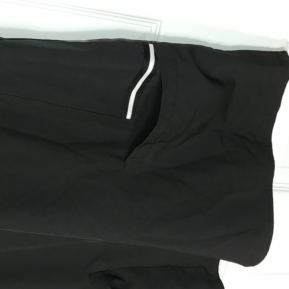 Scrub top black NWOT size large - Picture 2 of 3